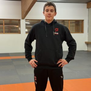 sweat-shirt noir avec capuchon et cordon